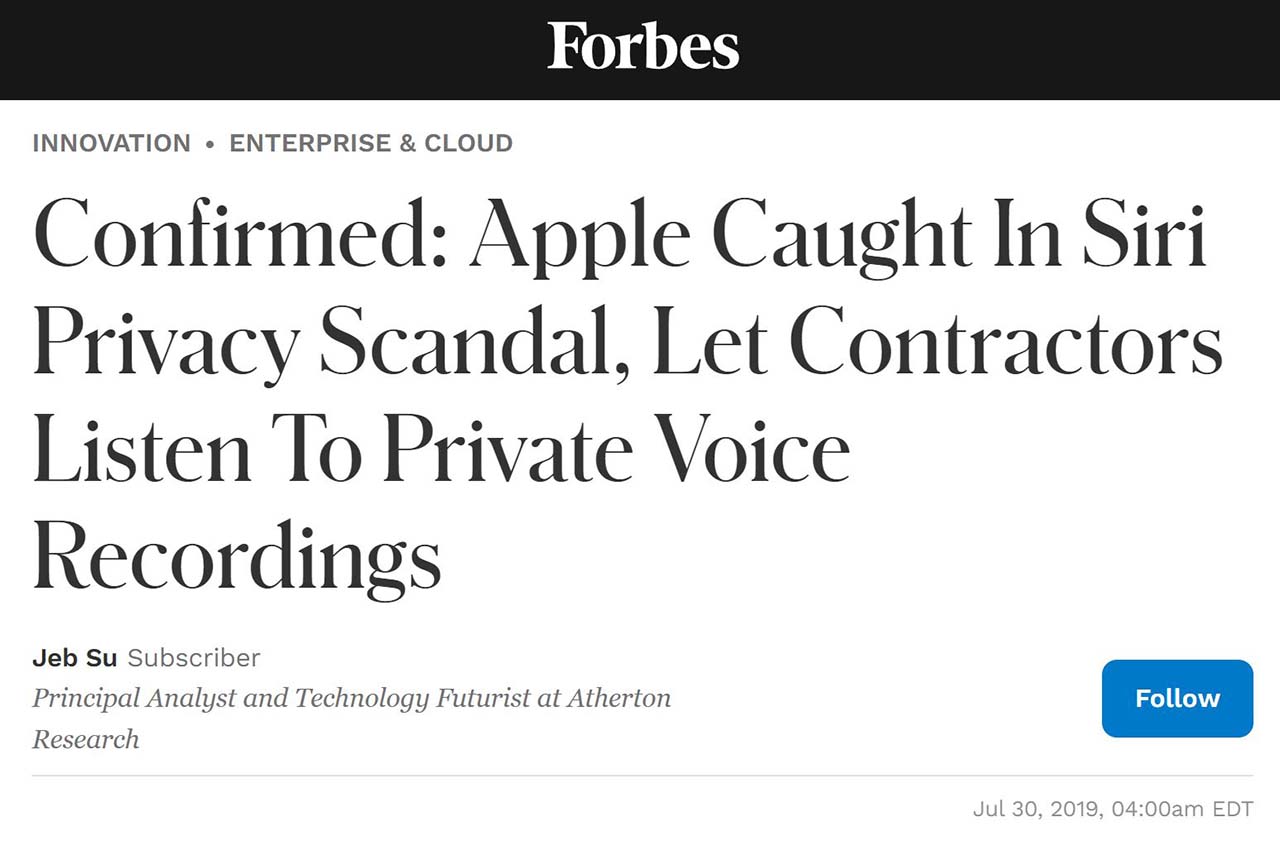 Screenshot del titolo di un articolo pubblicato su Forbes: “Confermato: Apple coinvolta nello scandalo sulla privacy di Siri, ha permesso agli appaltatori di ascoltare registrazioni vocali private”. Questo mostra la difficoltà nell'aderire a norme sulla trasparenza con i sistemi di intelligenza artificiale.